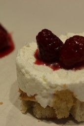 crostino ricotta e lamponi con i lamponi in sciroppo di Morello Austera