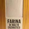 Dettaglio della farina di malto enzimatico di orzo nudo Curalta in confezione da 350g prodotta dal consorzio Cobi