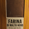 Dettaglio della farina di malto nero di orzo nudo Curalta in confezione da 350g prodotta dal consorzio Cobi