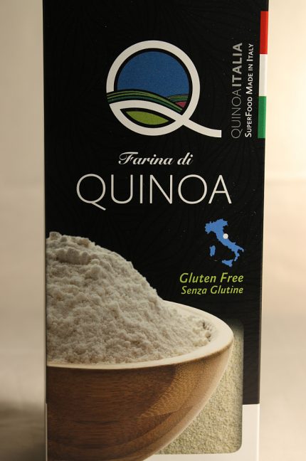 Etichetta della farina di Quinoa dell'azienda Quinoa Italia. Farina senza glutine (gluten free) ottenuta dalla macinazione della granella di quinoa.