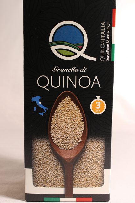 Etichetta laterale della granella di Quinoa dell'azienda Quinoa Italia. Un superalimento ricco di proprietà nutritive e privo di glutine. Un ottimo sostituto della carne.