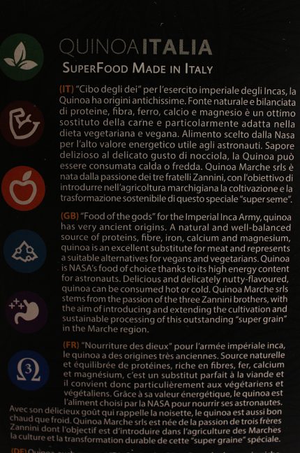 Etichetta laterale della granella di Quinoa dell'azienda Quinoa Italia. Un superalimento ricco di proprietà nutritive e privo di glutine. Un ottimo sostituto della carne.